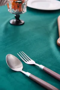 Κοντινό πλάνο σκούρου πράσινου βελούδινου τραπεζομάντηλου με σερβίτσιο