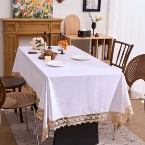 Κομψό λευκό βελούδινο παραλληλόγραμμο τραπεζομάντιλο με χρυσή δαντέλα κέντημα
