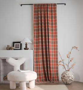 Elegante tenda a scacchi arancione stile francese con nappine bianche decorative
