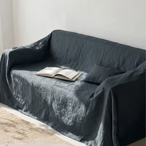 Copridivano in cotone lavato grigio scuro con federa coordinata per l'arredamento di casa