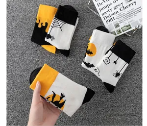 Vista dettagliata delle calze di Halloween con motivi di zucca, pipistrello e ragnatela.