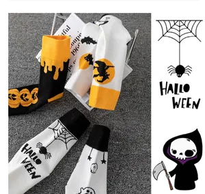 Vista dettagliata delle calze festive di Halloween con motivi di zucca e strega.