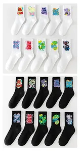 Vue détaillée de chaussettes noires et blanches avec des motifs de graffitis colorés