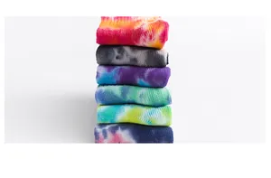 Detailopname van kleurrijke tie-dye katoenen halflange sokken netjes gestapeld op wit