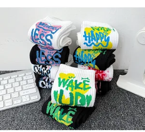 Gros plan de chaussettes en coton avec des imprimés graffiti colorés en noir et blanc