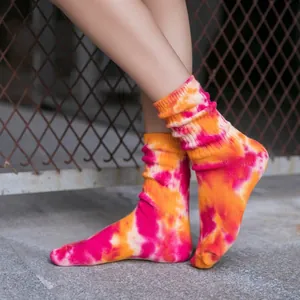 Trendy tie-dye katoenen sportsokken in roze en oranje voor een hippe streetwear-look