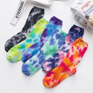 Set van vijf kleurrijke tie-dye katoenen mid-calf sokken in streetwear-stijl op witte basis.