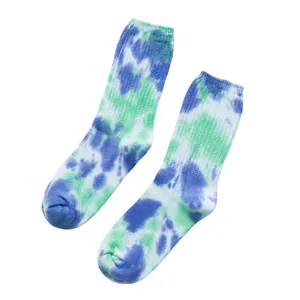 Levendige blauwe en groene tie-dye sokken gemaakt van hoogwaardig geribd katoen