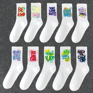 Lot de 10 chaussettes de sport blanches avec slogans graffiti colorés pour le quotidien