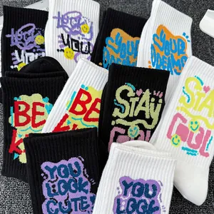 Chaussettes en coton unisexe avec des motifs de graffitis colorés en noir et blanc