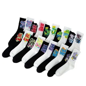 Ensemble de chaussettes mi-hautes noires et blanches avec textes graffiti motivants.