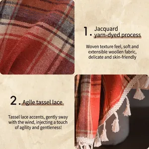 Dettaglio del tessuto jacquard a quadri arancioni e frangia con nappe su tende in stile francese