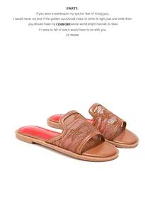 Gros plan de mules plates pour femmes avec cuir marron et maille florale élégante