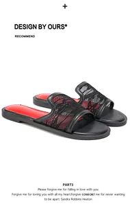 Gros plan sur des sandales plates en maille noire avec semelles rouges chics