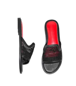 Mules plates élégantes en maille de dentelle noire avec semelle intérieure rouge