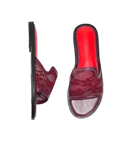Vue détaillée de claquettes plates pour femmes avec mesh en dentelle bordeaux et semelle rouge.