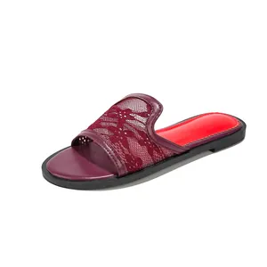 Sandales plates élégantes en maille bordeaux avec semelle intérieure rouge