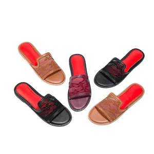 Sandales plates en maille pour femmes avec bout carré et détails en dentelle en noir