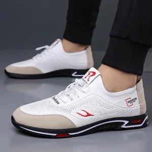 Zapatillas slip-on blancas transpirables para hombre con diseño perforado y rojo