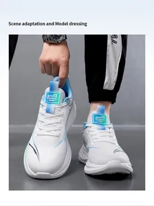 Dettaglio di sneakers in mesh bianco traspirante da uomo con accenti azzurri e ammortizzazione.