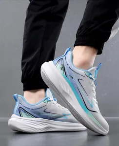 Primo piano di scarpe sportive da uomo in mesh blu traspiranti con design sfumato