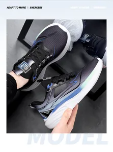 Dettaglio laterale della sneaker in mesh traspirante con accenti blu e suola bianca