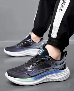 Dettaglio di scarpe sportive da uomo in mesh traspirante con sfumature blu e suola bianca
