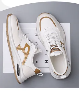 Dettaglio di scarpe da ginnastica bianche traspiranti con accenti marroni e suole spesse