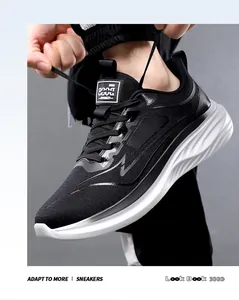 Primo piano dettagliato di scarpe da ginnastica in rete nera traspirante per sport