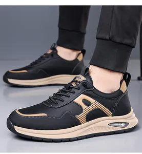 Vista laterale dettagliata di scarpe sportive casual nere e kaki indossate ai piedi