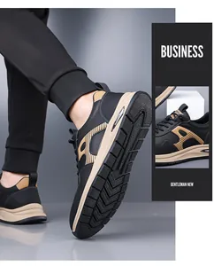 Dettaglio di sneaker casual da uomo in pelle con suola spessa e morbida per sport outdoor.