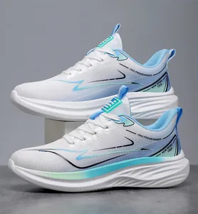 Vista dettagliata di scarpe sportive da uomo in mesh bianco traspirante e leggero per estate.