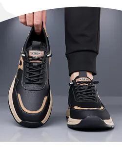 Vista dettagliata di sneaker casual nere e beige con suole spesse e morbide ammortizzate.