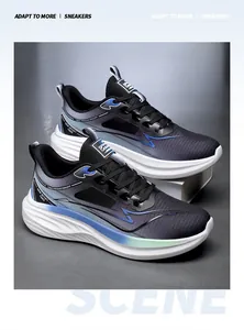 Primo piano di scarpe sportive da uomo in mesh traspirante e leggere grigie e blu