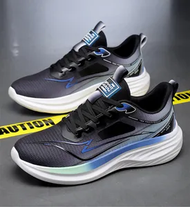 Primo piano dettagliato di sneakers in mesh grigio traspirante con suola spessa bianca leggera
