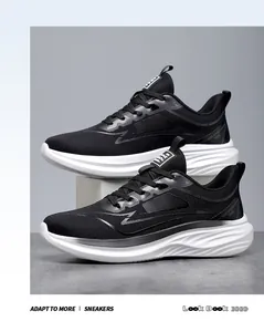 Vista dettagliata delle scarpe da ginnastica in mesh nero con suola bianca spessa.