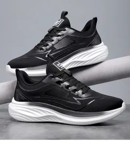 Dettaglio scarpe da ginnastica traspiranti in mesh bianco e nero da uomo sportive