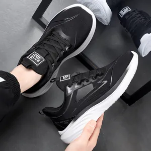 Scarpe sportive da uomo leggere e traspiranti in mesh con suola spessa bianca estiva.