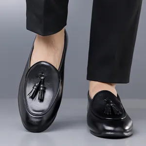 Classic black men's tassel loafers slip-on leather shoes with British style