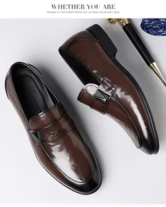 Vue détaillée de mocassins marron avec bout dégradé noir et boucle métallique en V