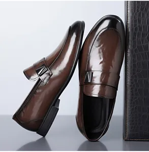 Vue détaillée de mocassins en cuir marron avec accent métallique et dégradé élégant