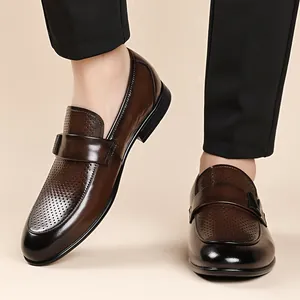 Mocassins élégants en cuir marron ajouré et respirant pour occasions professionnelles