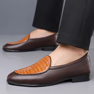 Mocassins en cuir marron pour hommes avec empiècement texture crocodile à enfiler