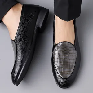 Mocassins pour hommes en cuir noir avec détail motif crocodile et semelle souple