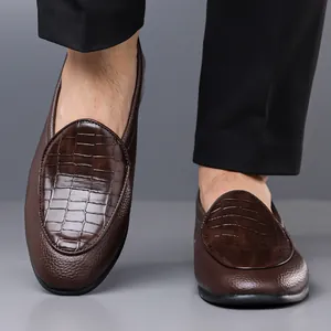 Mocassins pour hommes en cuir marron avec texture crocodile et design facile à enfiler