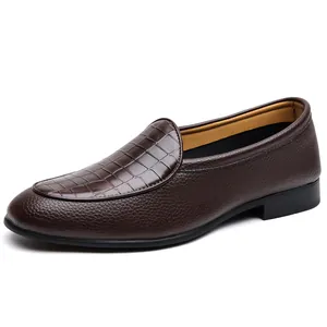 Mocassins élégants en cuir marron pour hommes avec relief crocodile et design à enfiler