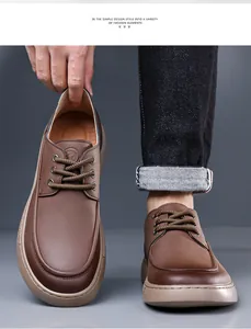 Vista dettagliata delle scarpe casual in pelle marrone retrò da uomo con suola morbida.