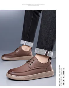 Vista laterale di scarpe casual in pelle marrone indossate con jeans neri