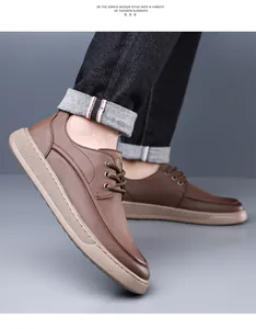 Primo piano di scarpe casual da uomo in pelle marrone con suole morbide
