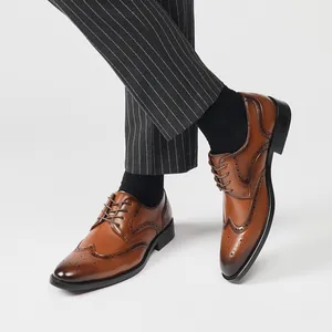 Classic brown men's Brogue Oxford shoes in British business style, leather wingtip design